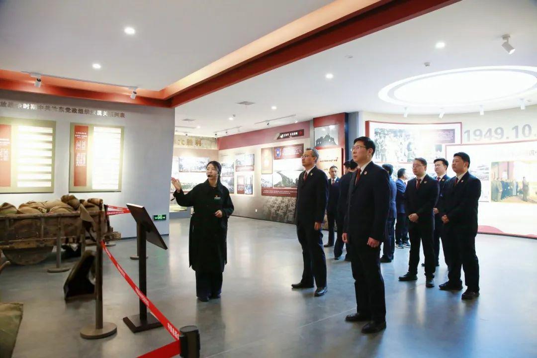 平輿縣檢察院聯(lián)合河南省檢察院駐村工作隊開展清明祭英烈活動