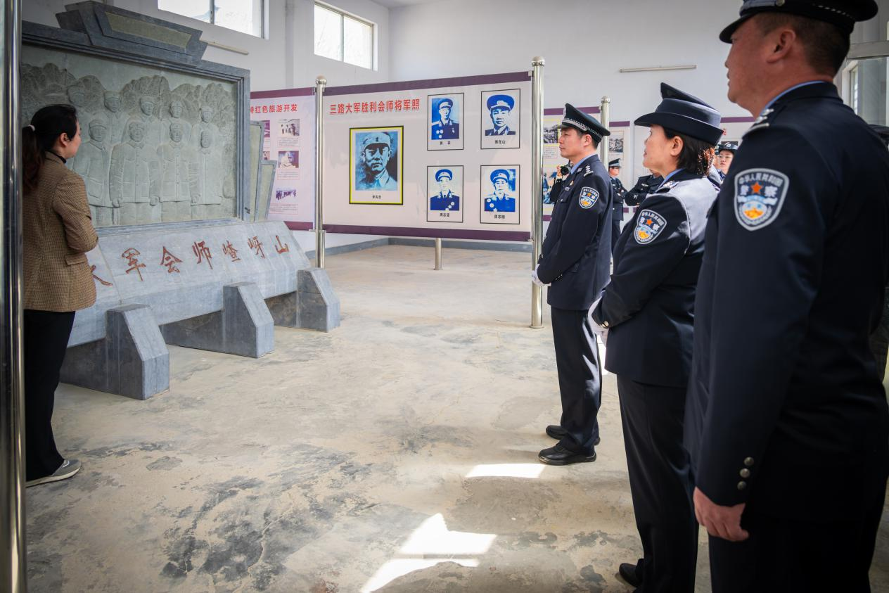 駐馬店市公安局經(jīng)濟(jì)開發(fā)區(qū)分局舉行 “傳承英烈精神 賡續(xù)紅色血脈”主題清明祭奠英烈活動