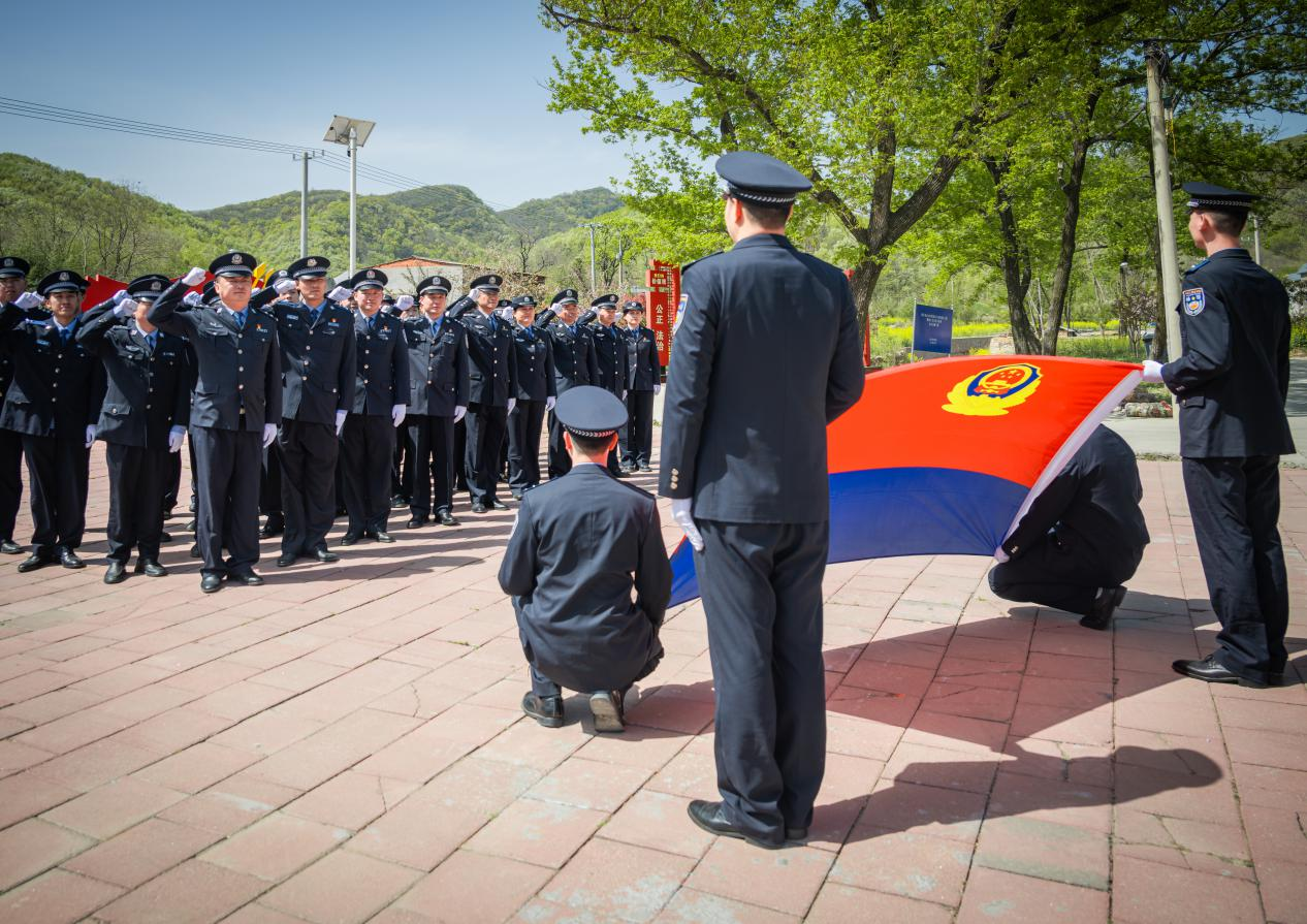 駐馬店市公安局經(jīng)濟(jì)開發(fā)區(qū)分局舉行 “傳承英烈精神 賡續(xù)紅色血脈”主題清明祭奠英烈活動