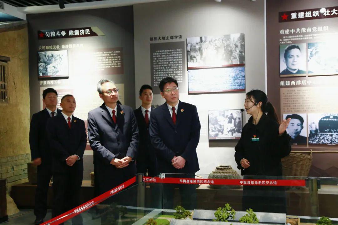 平輿縣檢察院聯(lián)合河南省檢察院駐村工作隊開展清明祭英烈活動