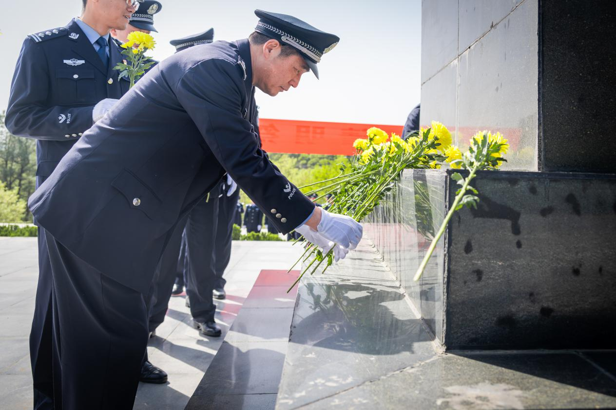 駐馬店市公安局經(jīng)濟(jì)開發(fā)區(qū)分局舉行 “傳承英烈精神 賡續(xù)紅色血脈”主題清明祭奠英烈活動