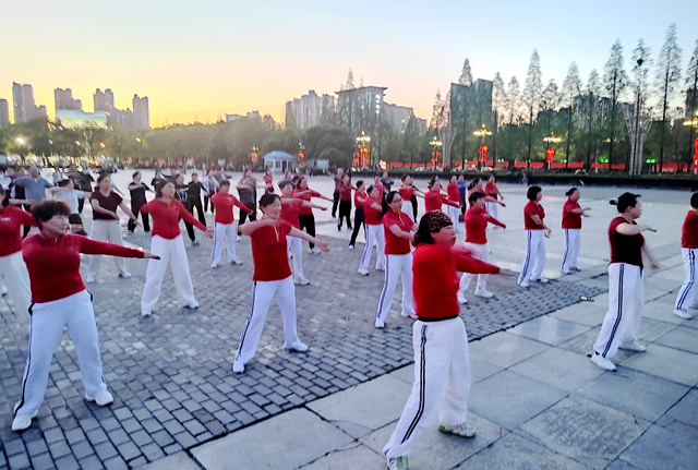 駐馬店：天中廣場躍動“夜健康”  市民舞出春日新時尚