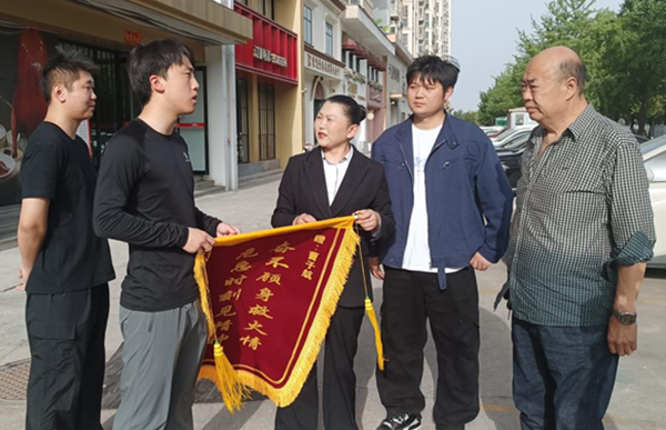 小吃店深夜起火 三青年臨危不懼化險情