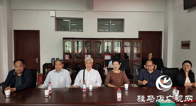 愛心捐贈 書香傳情 ——駐馬店籍作家向黃淮學(xué)院圖書館捐贈書籍