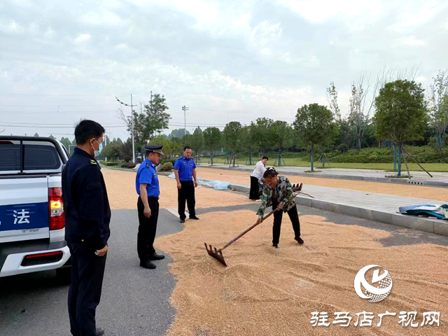 確山縣住建局:提供公共場(chǎng)所助力群眾曬糧