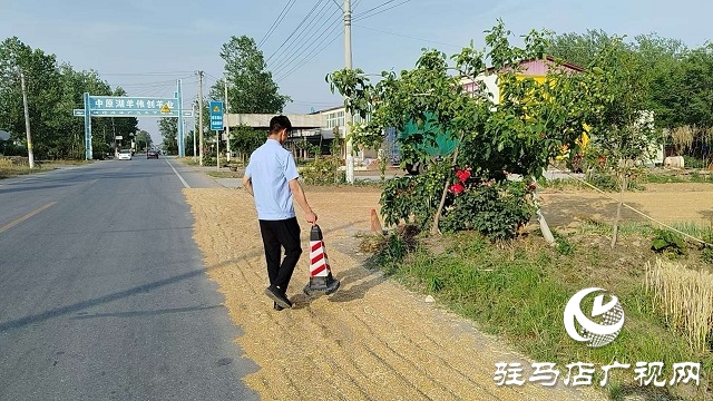  新蔡縣佛閣寺鎮(zhèn)：清理占道打場曬糧 為道路暢通“護(hù)航”