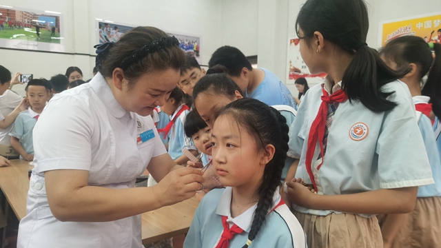 駐馬店市中醫(yī)院開(kāi)展&ldquo;端午識(shí)百草&middot;香囊護(hù)安康&rdquo;中醫(yī)藥文化進(jìn)校園活動(dòng)