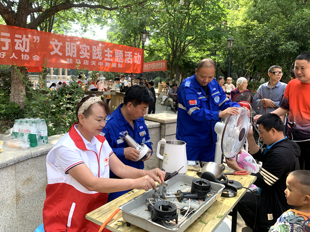 駐馬店經(jīng)濟(jì)開(kāi)發(fā)區(qū)紅十字天中救援隊(duì)開(kāi)展便民服務(wù)進(jìn)社區(qū)活動(dòng)