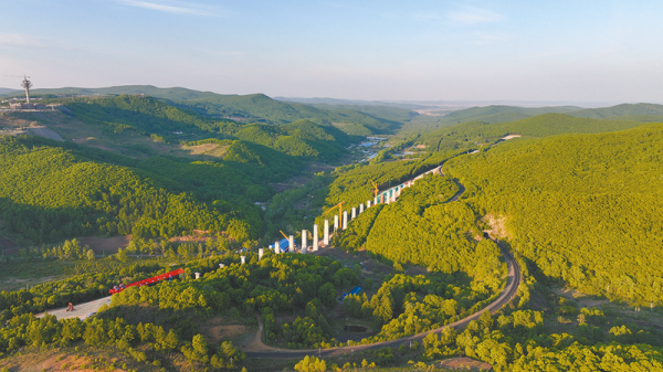 中歐班列“東通道”濱綏鐵路“國門隧道”全線貫通