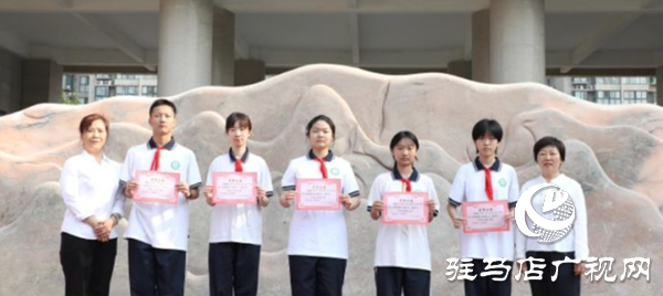 以青春之名 赴時(shí)代之約 ——2025年駐馬店市第二初級(jí)中學(xué)小學(xué)部入隊(duì)暨八年級(jí)少先隊(duì)員離隊(duì)儀式隆重舉行