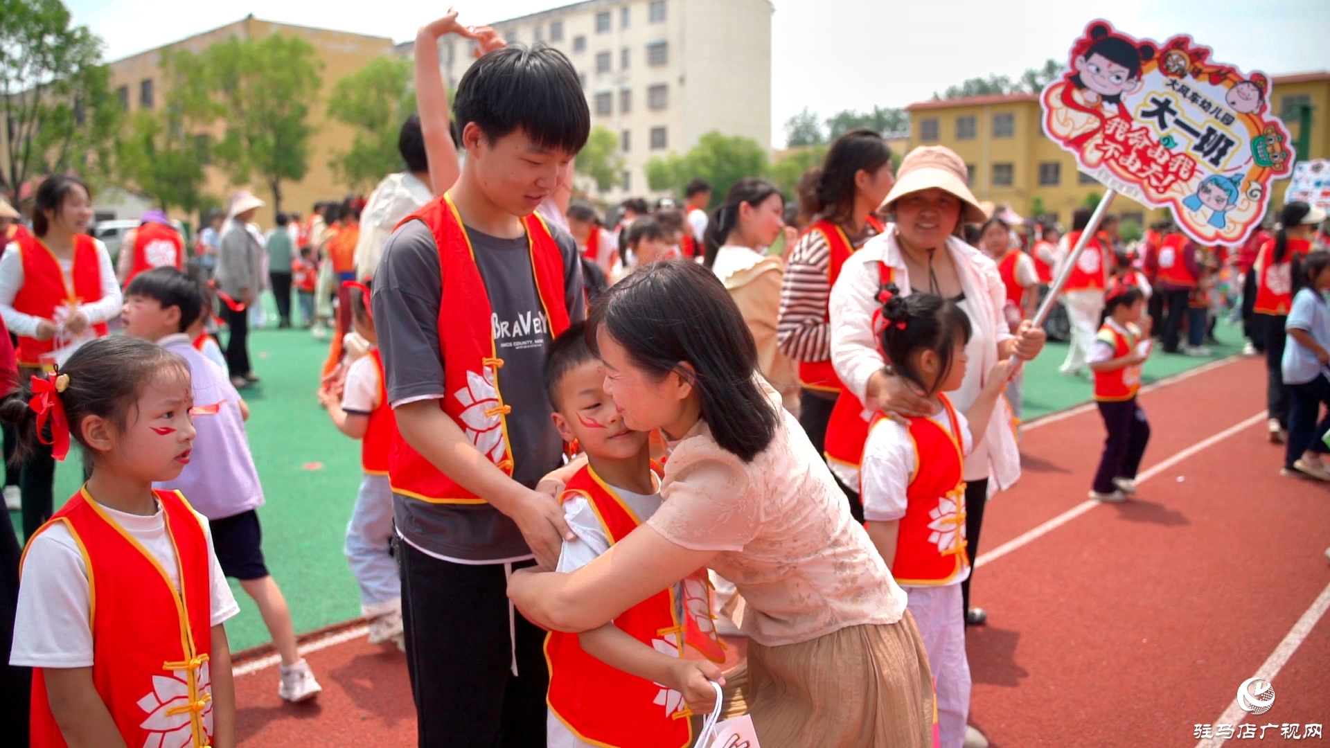  正陽縣王勿橋鄉(xiāng)大風(fēng)車幼兒園舉行“哪吒之魔童鬧海”慶六一親子趣味運(yùn)動會