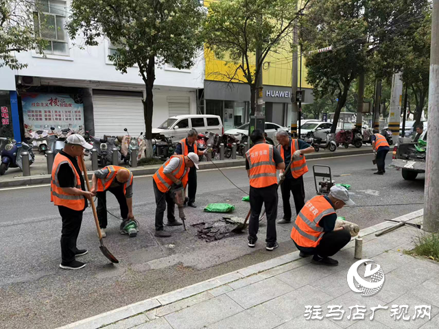 經(jīng)濟開發(fā)區(qū)城市管理局修繕路面 確保群眾出行安全
