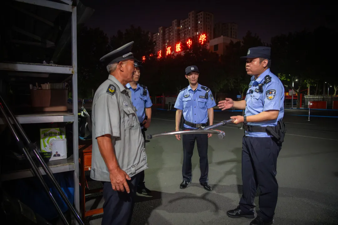  駐馬店公安: 護(hù)航高考 為夢(mèng)想“警”上添花