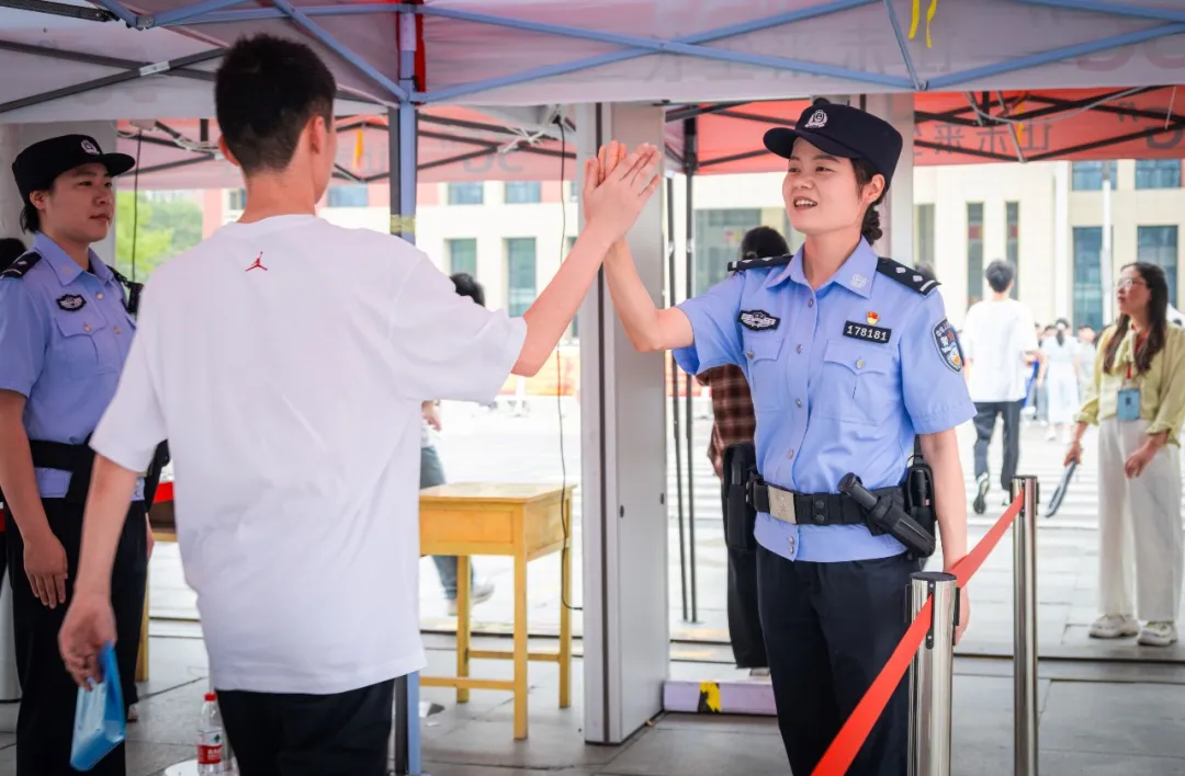  駐馬店公安: 護(hù)航高考 為夢(mèng)想“警”上添花