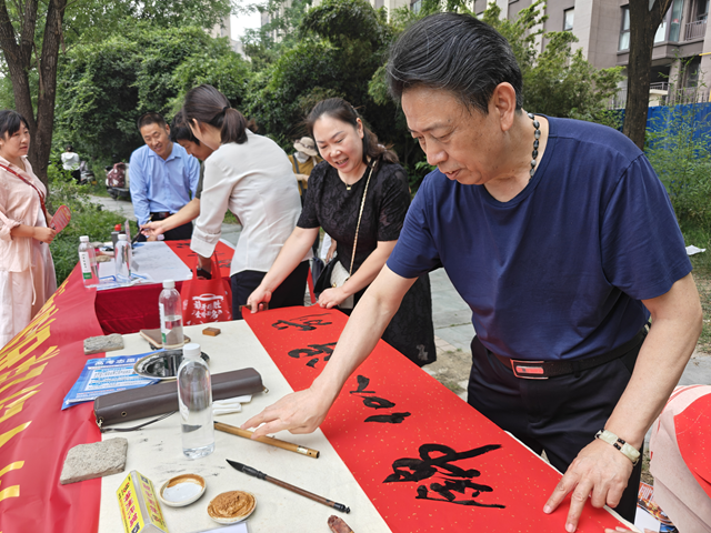 駐馬店市書(shū)畫(huà)研究院開(kāi)展高考送祝?；顒?dòng)