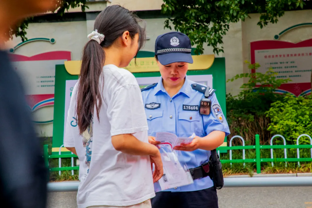  駐馬店公安: 護(hù)航高考 為夢(mèng)想“警”上添花