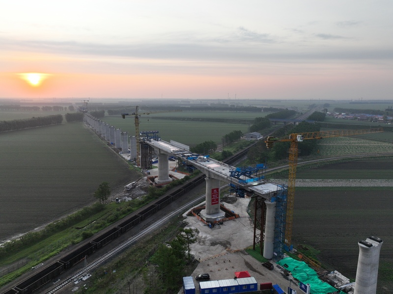 我國(guó)在建最北高鐵哈伊高鐵哈爾濱至鐵力段全線最大跨度轉(zhuǎn)體橋成功轉(zhuǎn)體