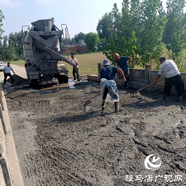 平輿縣郭樓街道三陳村委鄉(xiāng)村名醫(yī)李軍建三次整修愛心路