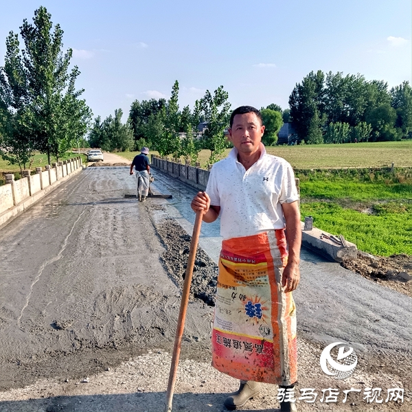 平輿縣郭樓街道三陳村委鄉(xiāng)村名醫(yī)李軍建三次整修愛心路
