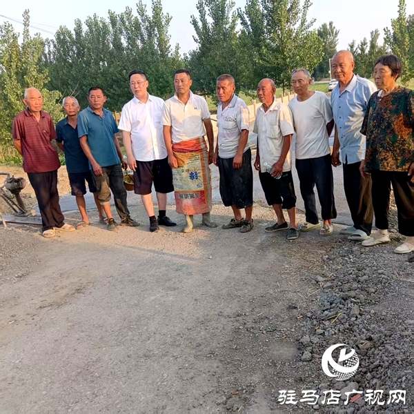 平輿縣郭樓街道三陳村委鄉(xiāng)村名醫(yī)李軍建三次整修愛心路