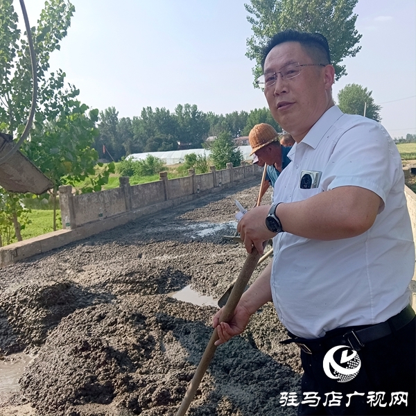 平輿縣郭樓街道三陳村委鄉(xiāng)村名醫(yī)李軍建三次整修愛心路