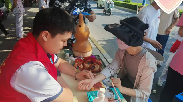  “獻(xiàn)血傳遞希望，攜手挽救生命”——駐馬店市中醫(yī)院開展“6?14世界獻(xiàn)血者日”義診宣傳活動(dòng)