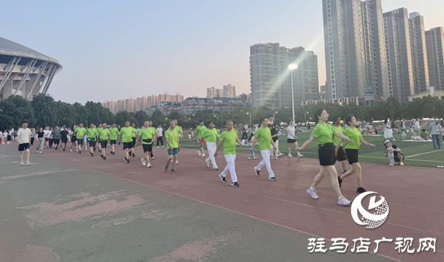 百人踏歌燃動(dòng)天中夏夜！駐馬店健步團(tuán)走出健身新潮流