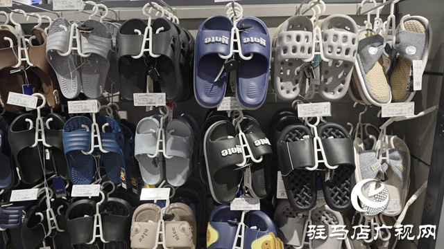 夏日街頭“涼拖經(jīng)濟”爆火！洞洞鞋銷量激增