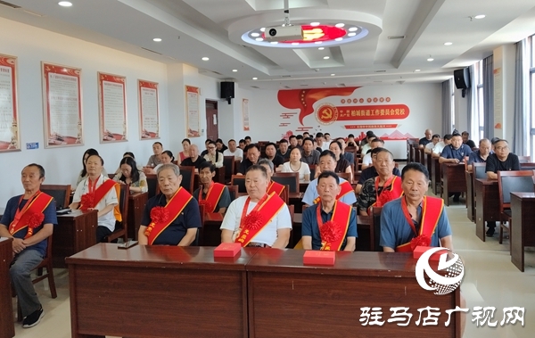  西平縣柏城街道頒發(fā)“光榮在黨50年”紀(jì)念章
