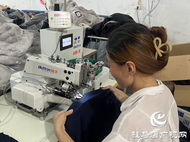上蔡縣和店鎮(zhèn)蘆村：服裝加工廠搭就業(yè)橋 村民家門口圓致富夢