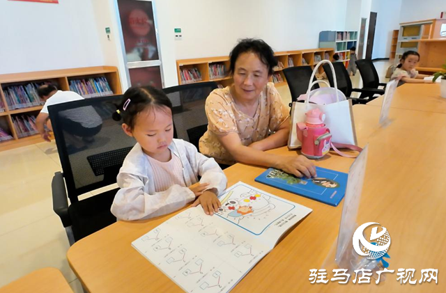正陽(yáng)縣：暑假掀起讀書(shū)“熱” 圖書(shū)館里書(shū)香濃