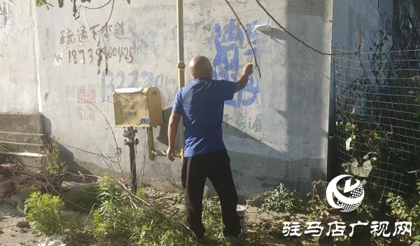  西平縣柏城街道開(kāi)展小廣告清理行動(dòng)