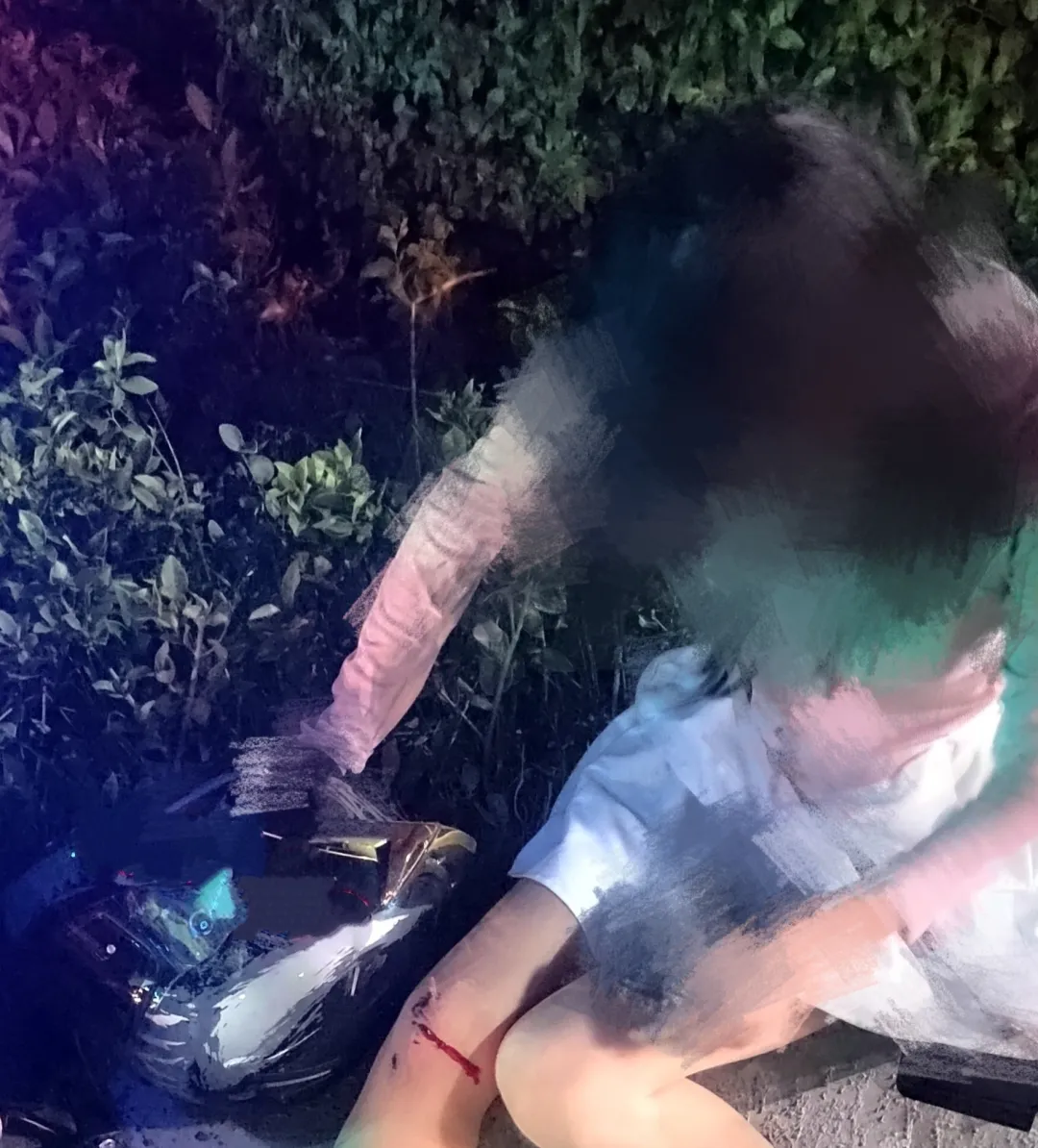 遂平交警夜巡暖心救助受傷女孩