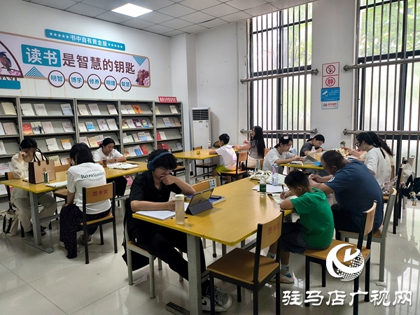 平輿縣：書香伴暑假 圖書館迎來讀書熱潮