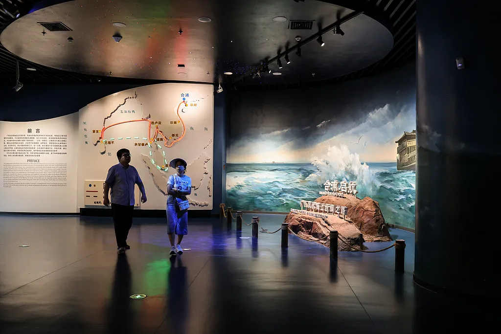 文博日歷丨誰(shuí)家玻璃杯“穿越”了？這可是實(shí)打?qū)嵉臐h代產(chǎn)品