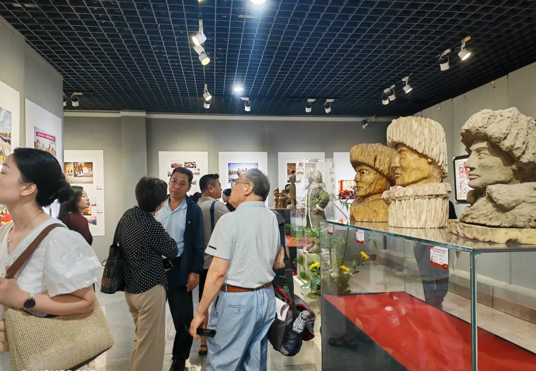 【展訊】紀(jì)念抗戰(zhàn)勝利80周年、楊靖宇將軍誕辰120周年美術(shù)書(shū)法攝影藝術(shù)展開(kāi)幕