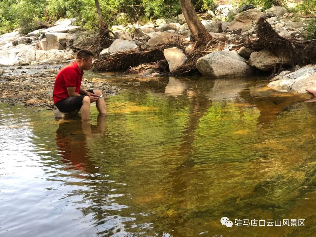 躲進(jìn)小溪的夏天，娃追著小魚，我追著娃~