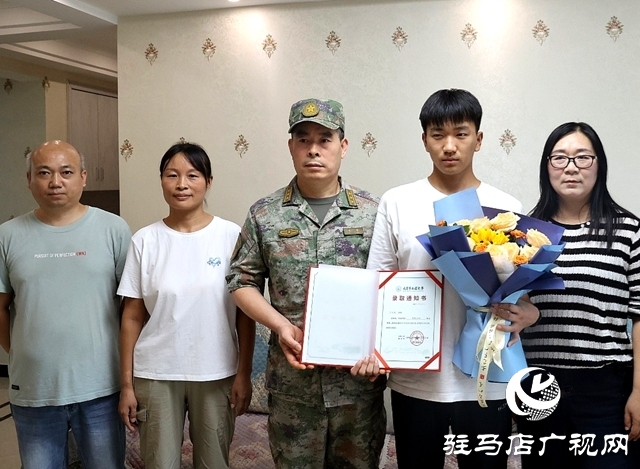攜筆從戎·青春報國——軍地聯(lián)合為確山學(xué)子送達(dá)軍校錄取通知書