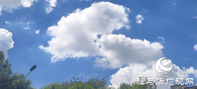 晴空萬里映初心 藍天白云繪新卷