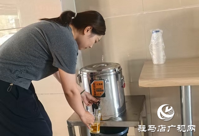 中原銀行駐馬店分行:夏日送清涼 溫情暖人心