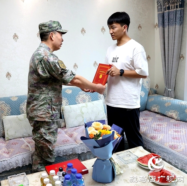 攜筆從戎·青春報國——軍地聯(lián)合為確山學(xué)子送達(dá)軍校錄取通知書