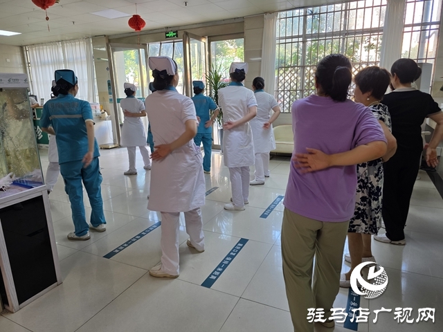 三伏天減脂正當時 跟著白衣天使練健骨操