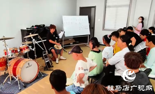 驛城區(qū)開設(shè)“星星鼓韻”課堂:非洲鼓點(diǎn) 叩開自閉癥兒童心門