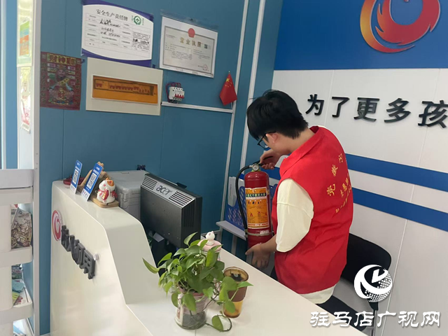 駐馬店經(jīng)濟(jì)開發(fā)區(qū)翟莊居委會(huì)開展大學(xué)生暑期“排查隱患·共筑平安”志愿服務(wù)活動(dòng)