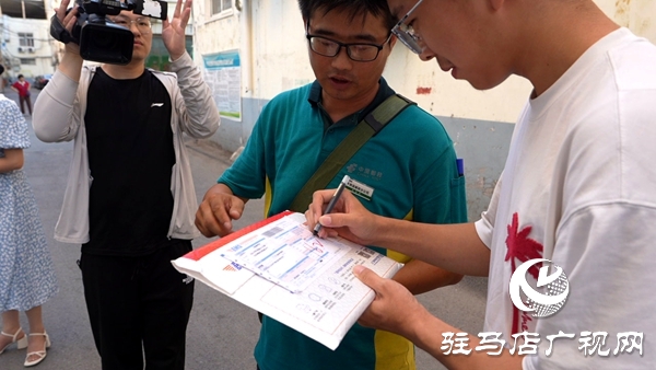 2025年平輿縣兩封北京大學(xué)錄取通知書送達(dá)平輿學(xué)子手中