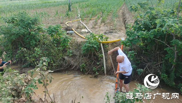 駐馬店廣播電視臺(tái)駐村工作隊(duì)疏通溝渠 抗旱保苗