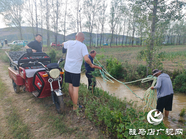 駐馬店廣播電視臺(tái)駐村工作隊(duì)疏通溝渠 抗旱保苗