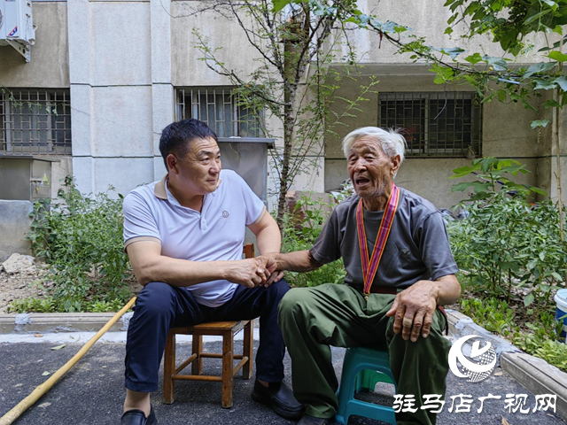 中國(guó)好人何文禮慰問(wèn)抗美援朝老兵