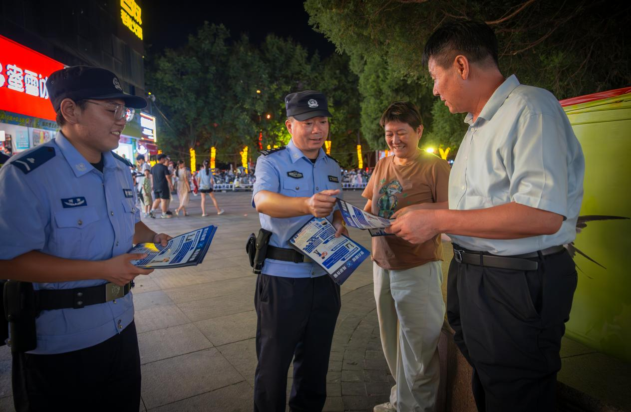 駐馬店市公安局經(jīng)濟開發(fā)區(qū)分局開展夏夜巡查宣防集中清查整治行動