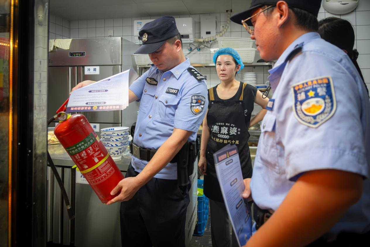 駐馬店市公安局經(jīng)濟開發(fā)區(qū)分局開展夏夜巡查宣防集中清查整治行動